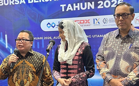 Kiri ke kanan: Nursalam (Direktur ICDX), Dyah Roro Esti (Wakil Menteri Perdagangan Republik Indonesia), dan Tirta Karma Senjaya (Kepala Badan Pengawas Perdagangan Berjangka Komoditi - Bappebti), di sela-sela acara pembukaan perdagangan berjangka komoditi Tahun 2026, pada 2 Januari 2026.