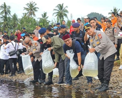 Polda Riau melakukan penanaman 79 pohon dan melepaskan 7.900 ekor bibit ikan lomak di Kampar, Riau.
