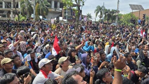 Ribuan massa dari AMMP menggelar aksi penolakan relokasi dari TNTN di bundaran Tugu Zapin, Pekanbaru. (Foto: Tribun Pekanbaru)