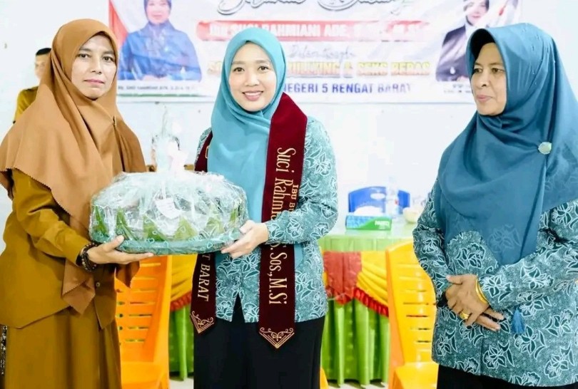 Ketua TP PKK Inhu, Suci Rahmiani mengajak siswa SMPN 5 Rengat Barat stop bullying (foto/andri)