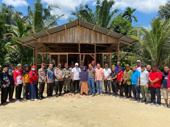 Bupati Pelalawan, Zukri melakukan gotong royong bedah rumah di Kelurahan Sei Kijang (foto/Andy)