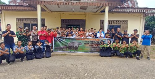 Peserta sosialisai berpoto bersama di depan gedung serba guna Kantor Camat Ukui (22/07)
