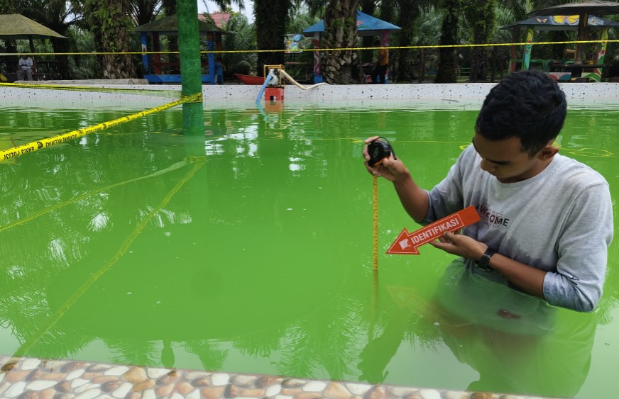 Polisi datangi TKP kolam renang lokasi bocah tenggelam di Pulau Palas (foto/Ayendra)