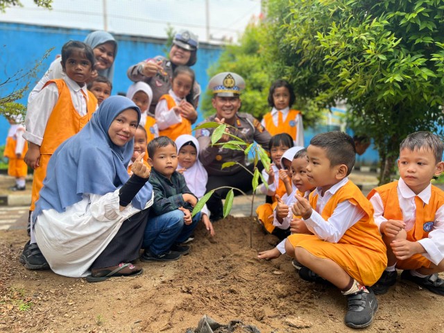 Polres Inhil melaksanakan Program Kapolda Riau bertajuk Green Policing (foto/Ayendra)