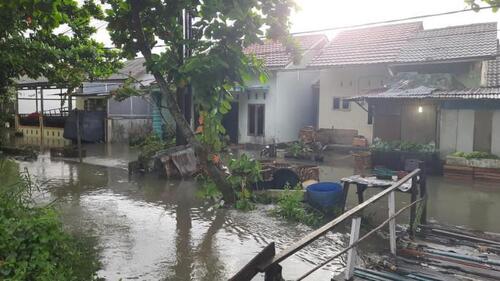 Perumahan di Kelurahan Sidomulyo Barat, Kota Pekanbaru terdampak banjir akibat luapan dari drainase di Jalan Datuk Tunggul, Kamis (11/9/2025). (Foto: Tribun Pekanbaru)