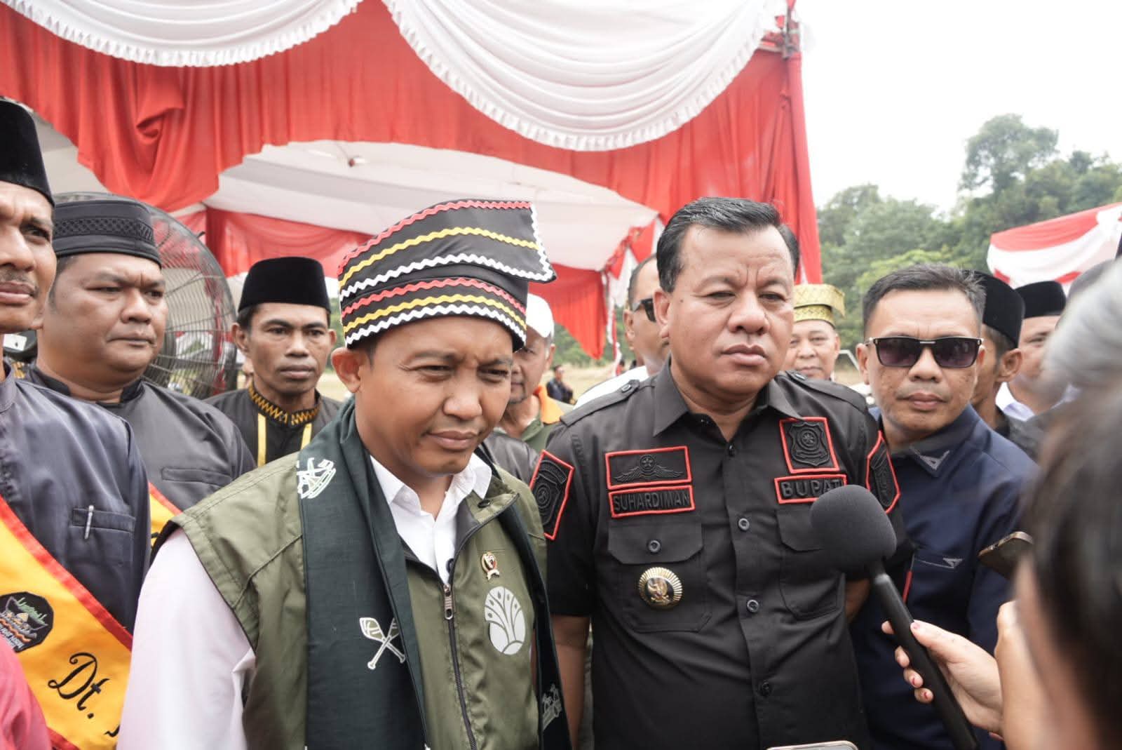 Menhut Raja Juli Antoni serahkan SK Perhutanan Sosial ke masyarakat Kuansing (foto/ultra)