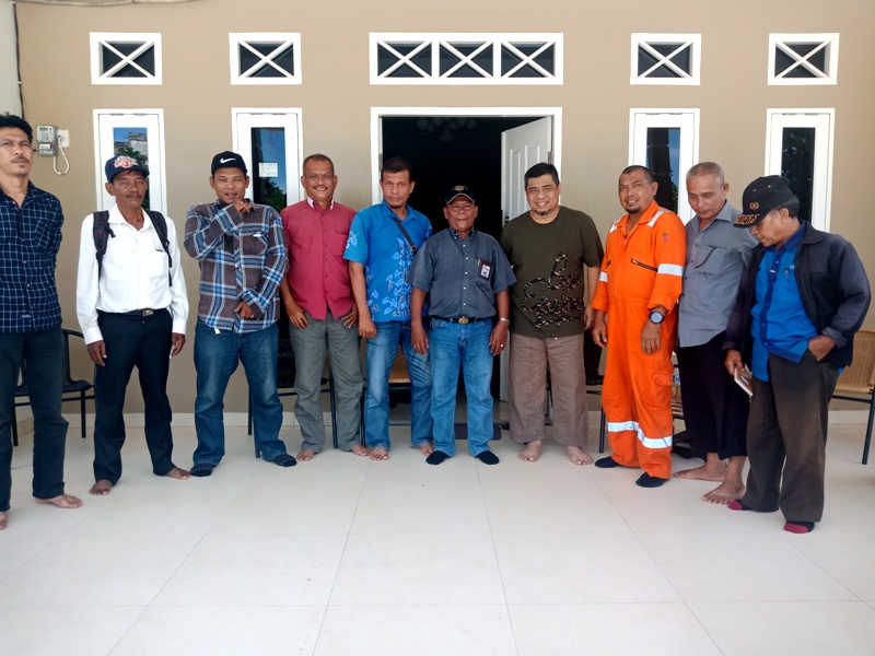 Pengurus Koperasi BBDM Kubu Haji Ismail foto bersama dengan sejumlah wartawan usai konferensi pers