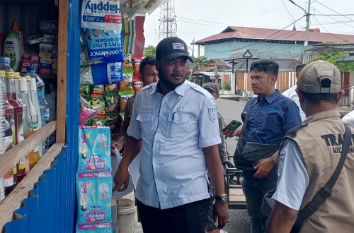 Tim gabungan razia PKL di Bagansiapiapi.(foto: afrizal/halloriau.com)
