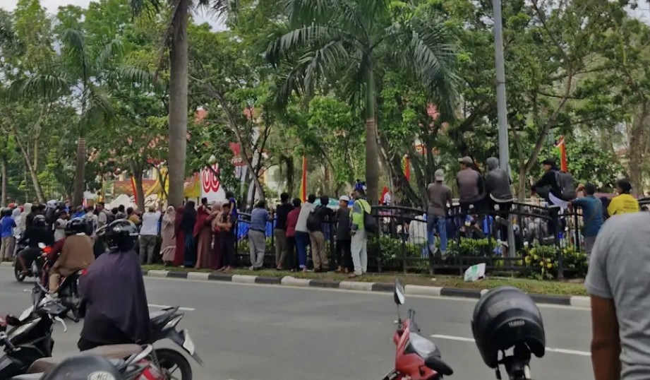 Aksi unjuk rasa mahasiswa hari ini didukung masyarakat Pekanbaru (foto/Mg2)
