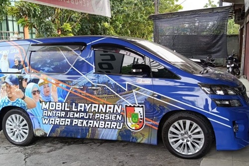 Toyota Vellfire mobdin Walikota Pekanbaru diubah jadi kendaraan antar jemput pasien.(foto: mcr)