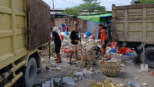 Petugas DLHK angkut sampah menumpuk di Pasar Pagi Arengka Pekanbaru.(foto: rafli/halloriau.com)