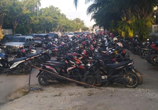 Aktivitas parkir liar di sekitar Mal SKA.