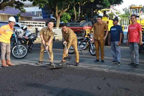Walikota Pekanbaru, Agung bersama Wawako Markarius Anwar meninjau perbaikan jalan rusak (foto/ist)