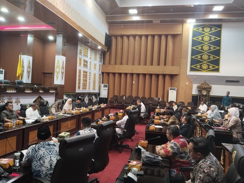 Komisi III menggelar rapat dengar pendapat yang melibatkan pihak SD An-Namiroh dan pihak lainnya. (Foto: Mimi Purwanti)