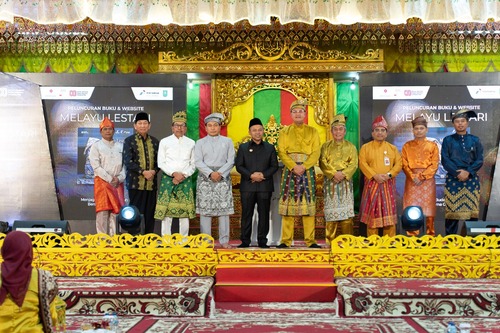 PHR meluncurkan Buku Melayu Lestari, di Balai Adat LAMR, pada Jumat (15/8/2025). Dirut PHR Ruby Mulyawan menyerahkan langsung Buku Melayu Lestari kepada Gubernur Riau Abdul Wahid. (Foto: Istimewa)