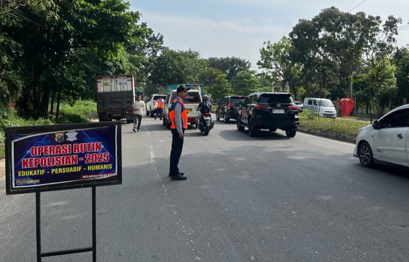 Razia gabungan digelar di Jalan SM Amin, Pekanbaru (foto/dini)