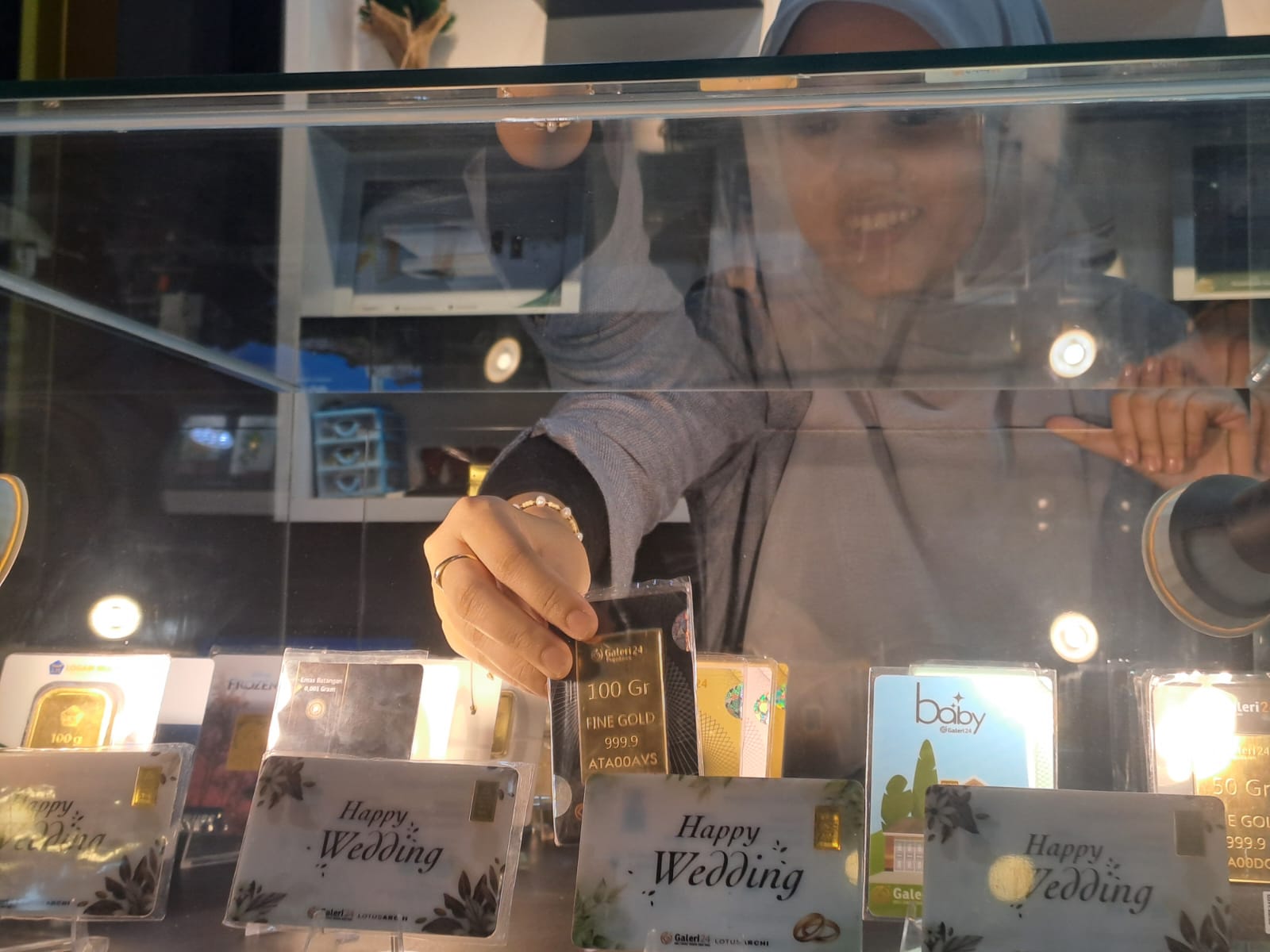 Harga emas di Pegadaian Pekanbaru masih stabil di level Rp 2,374 juta per gram (foto/riki)