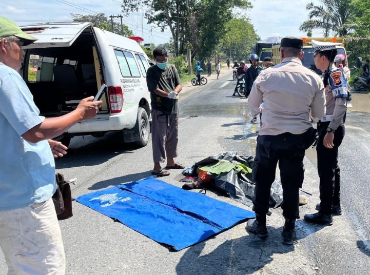 Polisi mengevakuasi jenazah seorang driver shopee food yang tewas ditabrak di Jalan Siak 2 (foto/ist)