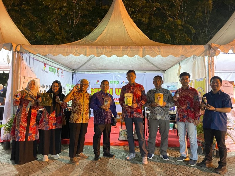 Kepala Departemen Formalitas dan Komunikasi SKK Migas Sumbagut, Yanin Kholison, turut menyambangi gerai UMKM binaan PEP Lirik, menambah semarak pameran produk lokal di Helat Pelalawan 2025..(foto: andi/halloriau.com)