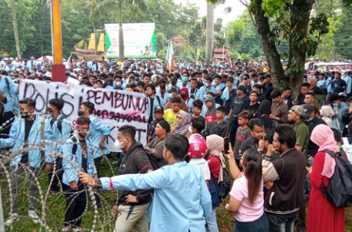 Ratusan massa mahasiswa Unri geruduk DPRD Riau.(foto: barkah/halloriau.com)