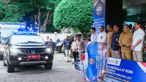 Plt Gubernur Riau, SF Hariyanto bersama Kepala KPw BI Riau, Panji Achmad saat melepas Tim ERB 2026 di halaman Kantor BI Riau.(foto: barkah/halloriau.com)