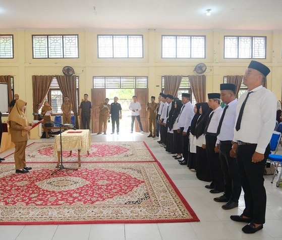 Bupati Siak, Afni Zulkifli, secara resmi melantik dan mengambil sumpah jabatan 11 anggota PAW Bapekam Kecamatan Koto Gasib, Senin (6/4/2026).