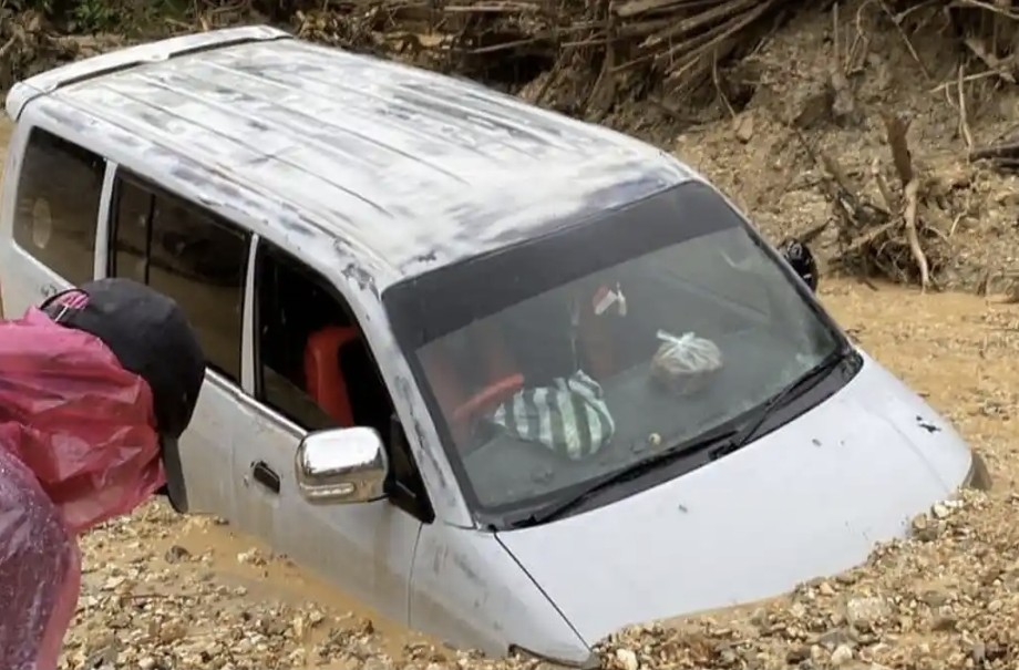 Satu unit mobil dilaporkan sempat terjebak di lokasi galodo yang melanda Nagari Koto Panjang (foto/tribunpdg)