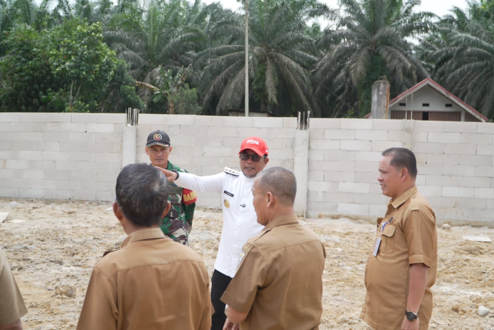 Bupati Pelalawan, Zukri meninjau progres pembangunan gerai Koperasi Merah Putih di Terantang Manuk (foto/Andy)