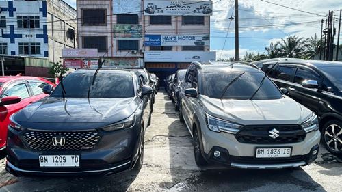 Beberapa unit mobil di showroom Han
