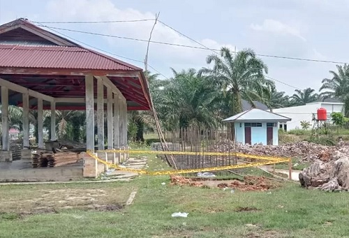Lokasi proyek KMP di Kuansing dipasang garis polisi usai bocah 5 tahun tenggelam dalam galian septitank.(foto: int)