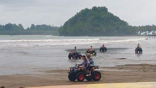Ilustrasi omzet UMKM Pantai Air Manis, Padang meroket selama libur Lebaran Idulfitri (foto/tribunpdg)