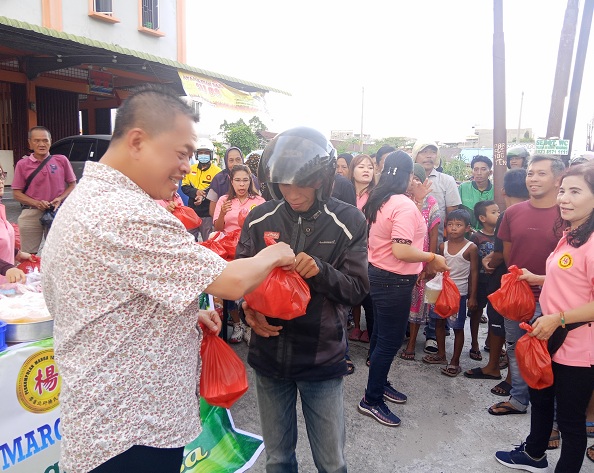 Aksi sosial Ramadan, Perkumpulan Marga Yang Pekanbaru bagi takjil gratis (foto/ist)
