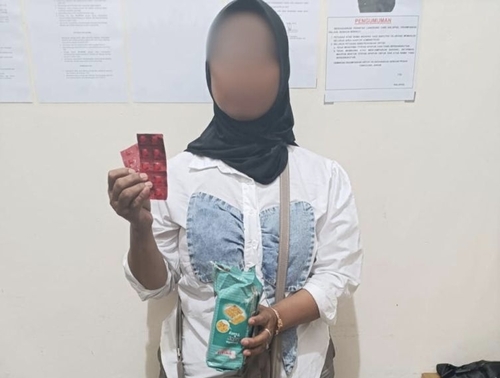 Seorang perempuan berinisial YL mencoba menyelundupkan pil Happy Five ke Lapas Pekanbaru dengan modus menyembunyikannya di roti kering. (Foto: Media Center Riau)