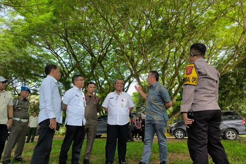 Asisten Deputi Event Daerah Kementerian Pariwisata, Reza Pahlevi, didampingi Kadispar Riau, Roni Rakhmat, dan pejabat Pemkab Kuantan Singingi, meninjau venue pembukaan Festival Pacu Jalur. (Foto: Media Center Riau).