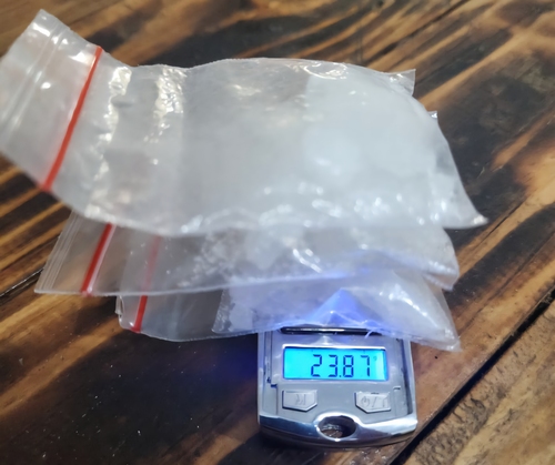 Polsek Pangkalan Kerinci menangkap dua pria dan menyita 23,86 gram sabu. (Foto: Andi Indrayanto)