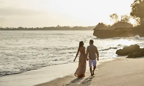 Zodiak yang suka menghabiskan waktu di pantai bersama pasangan.(foto: fimela.com)