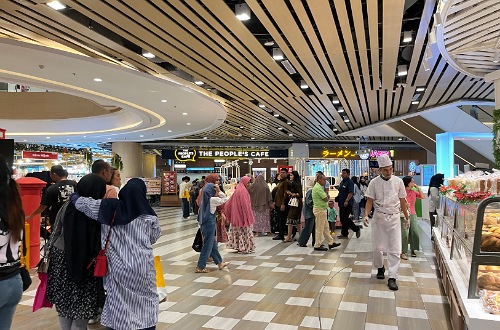 Suasana di Mal Living World Pekanbaru ramai pengunjung dimomen libur sekolah dan Nataru 2026.(foto: tata/halloriau.com)