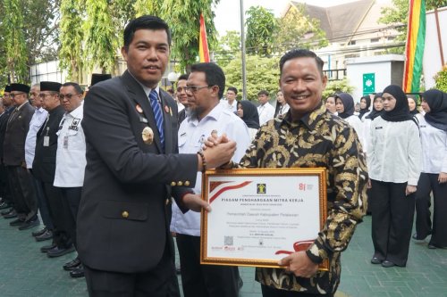 Wakil Bupati Pelalawan, Husni Thamrin terima penghargaan dari Kemenkum Riau.(foto: andi/halloriau.com)
