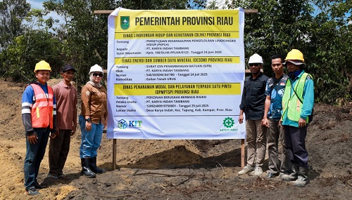 PT KIT memasang plang atau baliho berisi seluruh perizinan dari Pemprov Riau.(foto: istimewa)