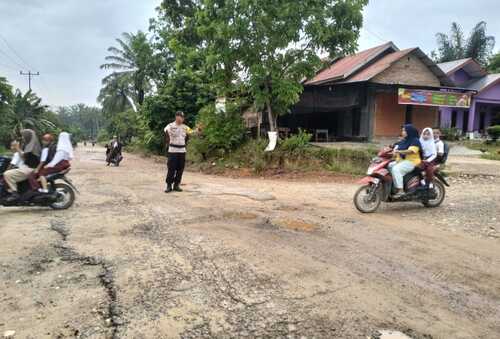 Polsek Simpang Kanan melaksanakan kegiatan Strong Point pagi hari di titik strategis. (Foto: Afrizal)