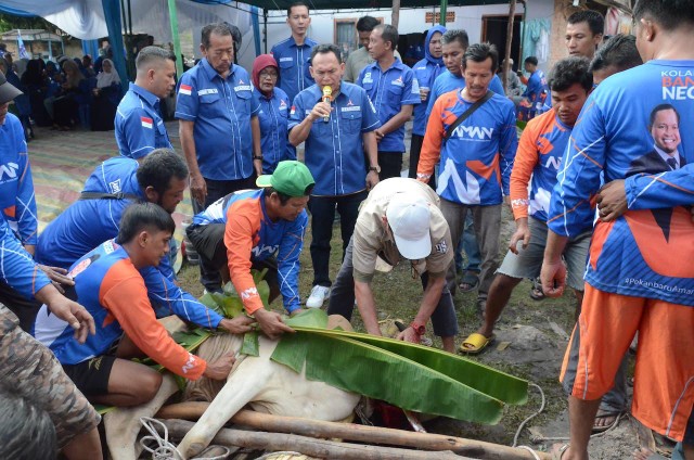 DPC Demokrat Pekanbaru sembelih lima hewan kurban (foto/mimi)