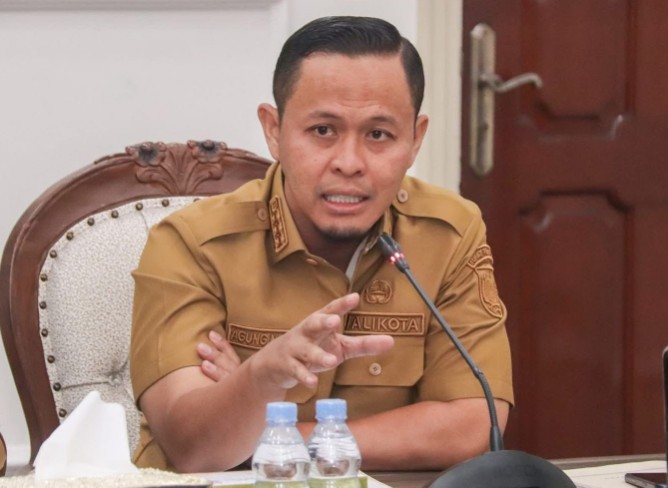 Wako Agung Nugroho wajibkan ASN Pemko Pekanbaru melakukan gotong royong selama 30 menit sebelum jam kerja (foto/ist)