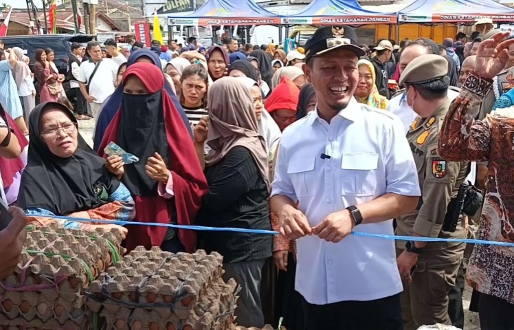 Walikota Pekanbaru, Agung Nugroho, meninjau langsung pelaksanaan Gerakan Pangan Murah serentak (foto/rri)