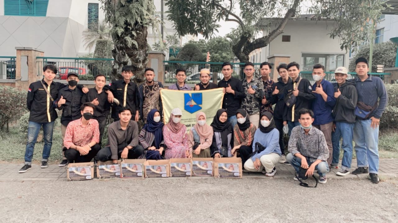 Paguyuban mahasiswa Inhil yang melakukan aksi donasi.