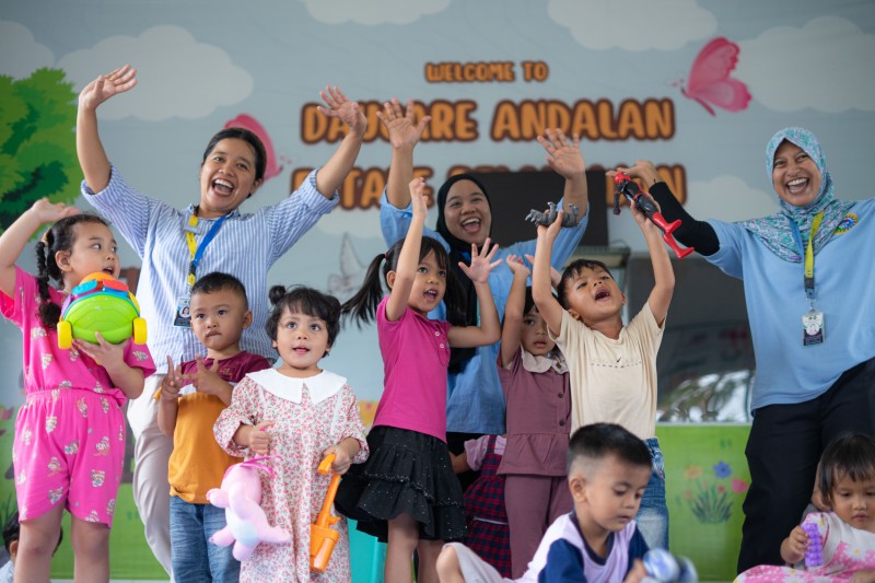 Terlihat putra-putri para pekerja di area operasional fiber PT RAPP riang bermain bersama di daycare di Estate Pelalawan (foto/ist)