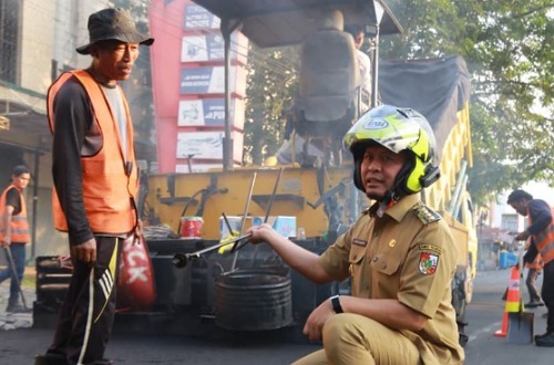 Walikota Pekanbaru, Agung Nugroho saat meninjau perbaikan jalan.(foto: int)