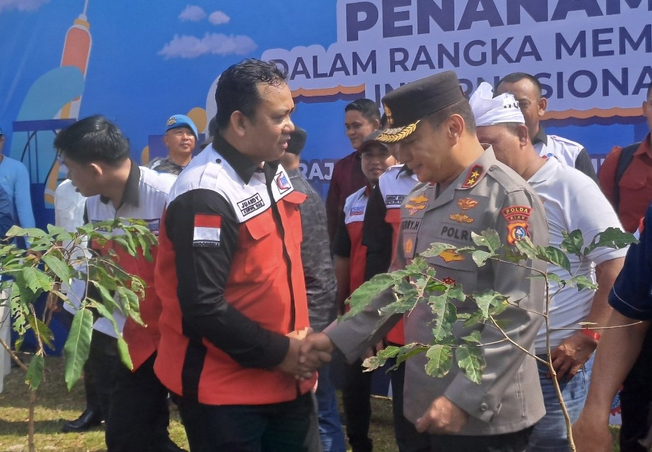 Korwil KSBSI Riau, Juandy Hutauruk (kiri) ingatkan beban tugas di luar fokus utama bisa buat Polri kehilangan arah (foto/riki) 