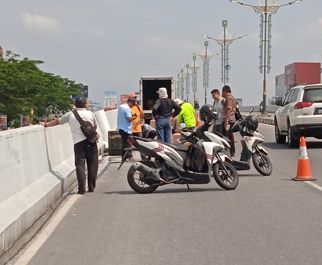 Foto Ilustrasi: Tim KPK saat melakukan pemeriksaan fisik di flyover simpang Jalan Soekarno Hatta - Tuanku Tambusai, atau Simpang Mal SKA, Selasa (24/10/2023) 
