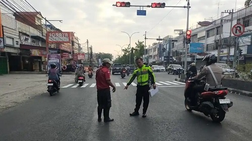 Polantas saat melakukan olah TKP di simpang Jalan Nangka-Paus pasca tabrak lari yang menewaskan pekerja marka jalan.(foto: tribunpekanbaru.com)