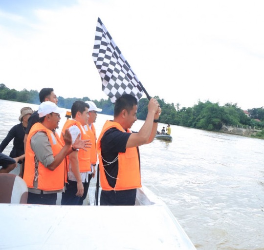 Bupati Kampar Ahmad Yuzar melepas start lomba pacu sampan dalam rangka memeriahkan HUT ke-76 Kabupaten Kampar. 